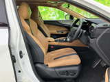 明るい色合いのシートが落ち着いた車内を演出し、ゆったりと腰掛けられる形状も魅力です。運転席まわりは視線を前方へ向けやすく、ドアを開けた際の乗り降りもしやすい印象です。