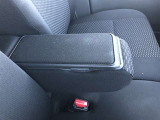 運転席と助手席の間には、ひじ掛けが付いています。収納ボックスも兼ねているので、小物も収納でき車内をスッキリと片付けられます。