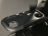 シートバックテーブルは、背もたれの裏側を折り畳み式のテーブルとして活用できるアクセサリーです。ドリンクホルダー、ショッピングフックが一体となった便利なパーソナルテーブルです!