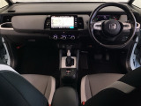 車内は光触媒抗菌消臭施工済です。スタイリッシュなデザインでスポーティなインパネ周りを演出します。グローブボックスやカップホルダーのほかにトレーなどたくさんの収納スペースが付いています。