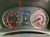 速度計やエンジン回転計に加え、中央のディスプレイでシフト位置や車両情報を確認できます。運転に必要な情報がまとまって表示されるため、走行中も視線の移動を抑えて確認しやすい配置です。