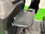 飲み物や食べ物を気軽に置ける格納式シートバックテーブルを、運転席と助手席の背もたれにご用意。車内の休憩も快適です!