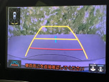 後方の状況をクリアに映し出し、安全な駐車をサポートします。ガイドライン表示で、狭い場所でもスムーズに停車できます。