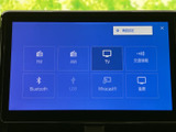 多彩な機能を備えたナビゲーションシステム。音楽やラジオ、TVなど、快適なドライブをサポートします。目的地設定も簡単に行えます。