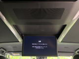 【14型フリップダウン】三列目からでも迫力のエンタメが観れる大画面フリップダウン。有機ELのモニターでは、一般的なフリップダウンよりも高コントラストでキレイな映像を楽しめます。