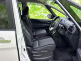 前席は視界が広く、運転席から前方や周囲の様子を確認しやすいレイアウトです。シートに腰掛けたときの落ち着きも感じられ、毎日の通勤や送迎でも過ごしやすい空間となっています。