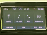 目的地や音源、電話などを選べるメニュー画面を備えています。設定や画質調整の項目も画面上で確認でき、使いたい機能を選びやすい構成です。日常のドライブで必要な操作をまとめて行えます。