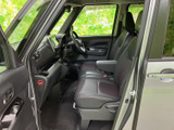 座席に腰掛けた際に前方を見渡しやすく、運転席から助手席までまとまりのある空間です。シートには落ち着いた色合いが配され、乗り込むたびにゆったりと過ごせる室内に仕上がっています。