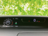 運転に必要な情報を一目で確認できる、スタイリッシュなデザイン。速度、燃料残量、エンジン状態をわかりやすく表示します。