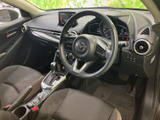 運転席からの視界は広く、運転操作もスムーズに行えます。落ち着いた空間で、快適なドライブをお楽しみいただけます。