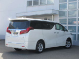 【常時展示台数100台以上】広大な展示場で常時100台以上の車両を展示しております。店頭にないおクルマでも全国ネットワークで探すことができますのでお気軽にご相談ください!