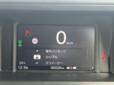速度やシフト位置、燃料残量などの情報がまとまった画面に表示され、運転に必要な情報を確認しやすい構成です。警告表示も見渡せるため、乗車中の状況把握をサポートします。