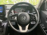 握りやすく操作性の良いステアリング。運転中の疲労を軽減し、快適なドライビングをサポートします。ステッチも美しい仕上がりです。