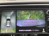 後方の映像に加えて車両周辺を俯瞰した表示も確認でき、駐車時の周囲確認をサポートします。ガイド線も表示されるため、車庫入れや狭い場所での切り返しに役立つ装備です。