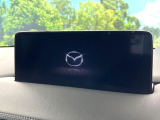 【10.25インチマツダコネクト】車内の雰囲気にマッチした大型ディスプレイ。スマホ接続でのナビ使用やBluetooth再生等、様々な機能が楽しめます。直感的なダイヤル操作が可能で、使い勝手も良好です。