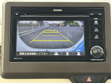 後方の様子を画面で確認でき、駐車や後退時の周囲確認をサポートします。目安となるガイド表示も備わり、車両の後ろを把握しながら落ち着いて操作できます。