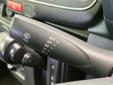レバーに操作位置が表示され、運転席から設定を確認しやすい仕様です。天候や視界の状況に応じて使い分けやすく、日々の移動を支える身近な装備として活躍します。