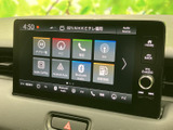 ラジオや電話、スマートフォン連携などのメニューが画面上にまとまり、目的の機能を選びやすい構成です。音楽や通話など、日々の移動に便利な機能を活用いただけます。