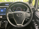 握りやすいステアリングは、運転操作をサポート。オーディオやハンズフリー通話のスイッチも操作しやすい位置に配置されています。快適な運転体験を。