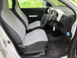 前席は座面と背もたれにゆとりを感じる形状で、運転席まわりも見渡しやすい配置です。乗り降りしやすい開口部から、日常使いの快適さが伝わります。