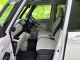 前席は明るい色合いで統一され、運転席から前方や左右を見渡しやすいレイアウトです。シートの形状や足元の広さも確認でき、毎日の移動を支える居心地を実車でじっくりお確かめいただけます。