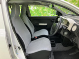 運転席は、シンプルで機能的なデザイン。視界が広く、運転操作もスムーズに行えます。座り心地も良く、長距離運転も快適です。