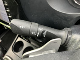 レバーに操作を示す表示がまとまり、運転席から視認しやすい仕様です。雨天時など状況に応じて手元で扱いやすく、前方から視線を大きく外さずに操作できます。