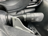レバーには操作位置を示す表示があり、運転席から目に入りやすい配置です。周辺のスイッチ類と合わせて確認しやすく、日常の運転で必要な操作をスムーズに行えます。