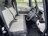 ゆったりとした座り心地の運転席。視界も広く、運転操作もスムーズに行えます。