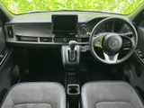 運転席まわりは前方の視界が広く、メーターや中央の画面も目に入りやすい配置です。左右のシートにはゆったり座れる形状が見られ、毎日の移動を落ち着いて過ごせる空間です。