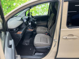 ドライバーの視界を妨げない、広々とした室内空間。操作性にも優れた、快適な運転環境です。