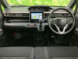 運転席まわりはメーターやナビ画面が目に入りやすく、前方を見渡しやすいレイアウトです。座席は左右に並び、すっきりした足元でゆったり過ごせる空間です。