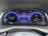 視認性の高いメーターパネルは、運転に必要な情報を的確に伝えます。デザインにもこだわり、運転者の気分を上げ、夜間でも読みやすい表示を実現しました。