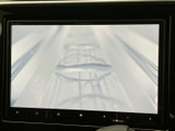 停車中に映像やテレビを視聴できる画面を備えています。休憩時間など、車を停めて過ごすひとときに活用でき、画面も大きく内容を確認しやすいのがうれしいポイントです。