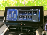 画面にはナビやオーディオ、電話などのメニューが並び、目的に合わせて選びやすい構成です。表示がまとまっているため、運転中も必要な項目を把握しやすく、日常で便利に活用できます。