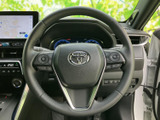 握りやすい形状のステアリングに各種スイッチが備わり、手元で機能を操作できる構成です。メーターを見ながら操作しやすく、視線移動を抑えたい場面にも便利。毎日の運転をサポートする装備がまとまっています。