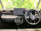 運転席まわりは各部が見渡しやすく、前方の視界も広々と感じられます。シートはゆったりした形状で、明るい窓まわりと合わせて日々の移動も快適に過ごせます。