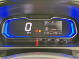 必要な情報が一つの画面にまとまり、運転中も速度や燃料残量などを確認しやすい表示です。明るい色の縁取りで視線を向けやすく、日々の運転をサポートします。