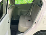 後席はベンチタイプのシートで、左右の乗員が並んで座れるつくりです。窓から外を見渡せるほか、足元にも空間があり、ご家族や同乗者との移動に使いやすい室内です。