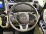 インテリアに合わせたデザインのステアリングは、運転される方のことも考え、運転しやすい形状、大きさです。是非一度、実際に触ってお確かめください。
