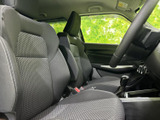前席と後席を見渡せる車内は、落ち着いた色合いで統一されています。座面と背もたれには柄のある表皮を採用し、ゆったりと腰掛けられる印象。窓から光が入り、同乗者もくつろぎやすい空間です。