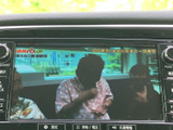 テレビ画面を備えており、停車中の休憩時間に映像を視聴できます。画面が大きく内容を確認しやすいため、待ち時間を過ごす際にも便利。ご利用時は停車中にお楽しみください。