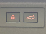 【パワーバックドア】スマートキーや運転席のボタンを押すだけでリアゲートが自動で開閉します!荷物を持っている時や、高い位置にあるバックドアを閉める際に便利な機能です♪