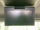 【フリップダウンモニター】11インチ大画面モニターで後席でもエンタメをお楽しみいただけます。小さなお子様にも大人気の装備です♪