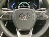握りやすいステアリングは、運転操作をスムーズにします。オーディオや通話などの操作もステアリング上で行えるので、運転に集中できます。快適なドライビングを。
