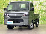 落ち着いたボディカラーに、角を生かしたフロント造形と荷台の直線的なシルエットが調和。親しみやすさと実用的な雰囲気を備え、街中でも自然に馴染む佇まいです。