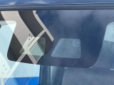 【スマートアシスト】走行中に前方の車両等を認識し、衝突しそうな時は警報とブレーキで衝突回避と被害軽減をアシスト。より安全にドライブをお楽しみいただけます。