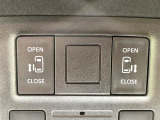 【両側スライドドア】駐車場で隣の車との間隔が狭く乗りにくい時、スライドドアなら安心!ドアオープン時も幅を取らず、開口部が広いので乗り降りがとっても簡単です。大きな荷物の出し入れも後席から可能♪