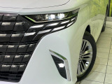【LEDヘッドライト】悪天候や夜間走行時も良好な視界を確保し安心して運転できる高輝度LEDヘッドライトを装備!点灯速度が早く、消費電力も抑えられています。