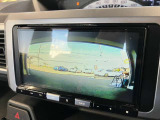 【バックカメラ】運転席から画面上で安全確認ができます。駐車が苦手な方にもオススメな便利機能です。
